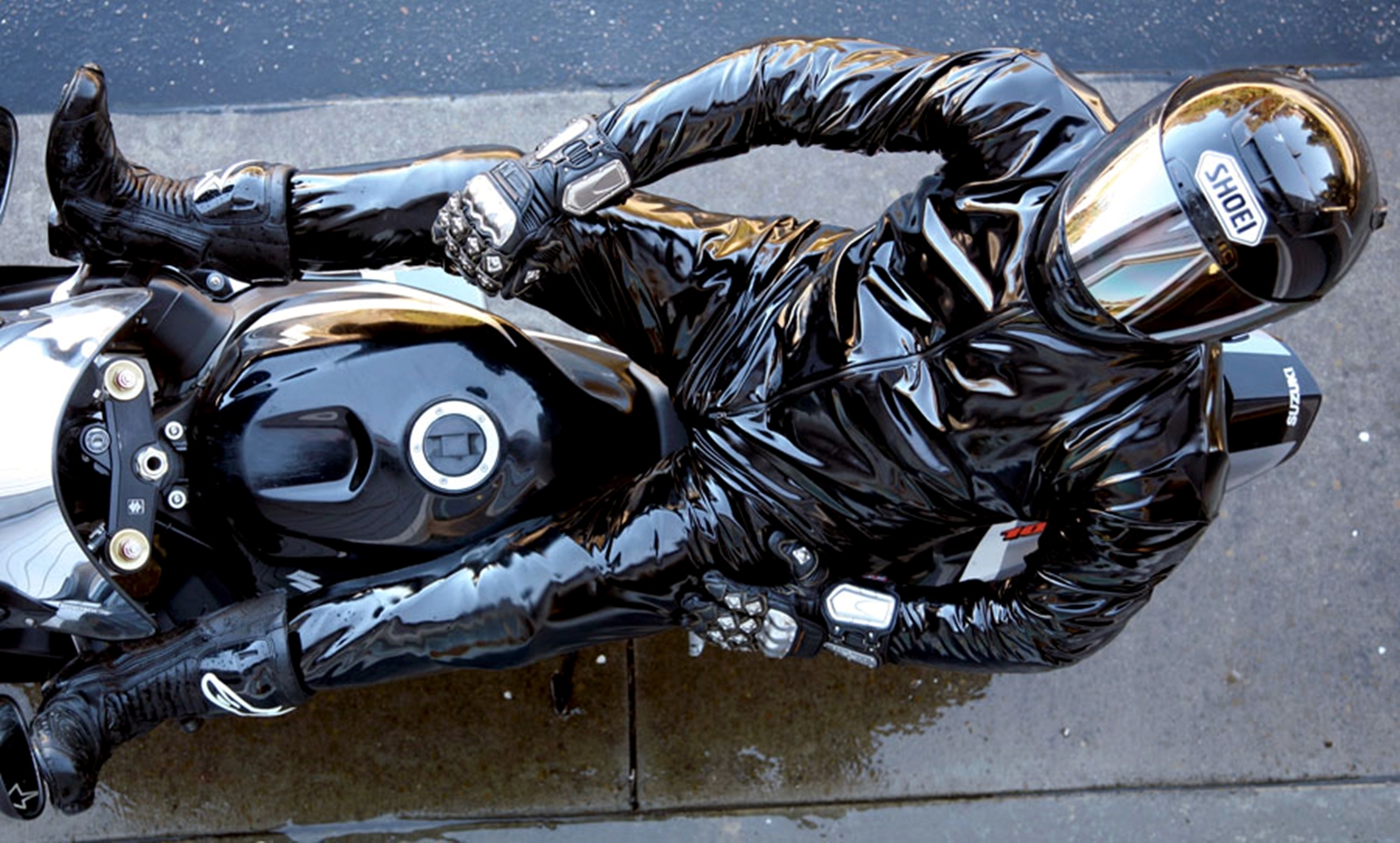 Мотоциклист в черном костюме
